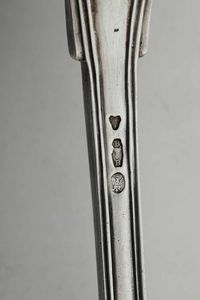 Servizio di posate per 12 coperti. Torino, XIX secolo. Marchi di titolo con testa di toro e aquila coronata in uso dal 1824 al 1872 e marchi con Italia Turrita in uso dal 1872 al 1934. Marchi degli argentieri Carlo Balbino (1798-1824) e di Giovan Battista Borrani (...1824...)  - Asta Argenti da collezione | Antichi - Associazione Nazionale - Case d'Asta italiane