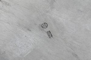 Piatto. Genova XVIII secolo. Marchio della Torretta con datario (consunto di difficile lettura). Del lotto fanno parte due piatti simili in argento, Italia XIX-XX secolo. Uno Milano, bottega di Luigi Enin  - Asta Argenti da collezione | Antichi - Associazione Nazionale - Case d'Asta italiane