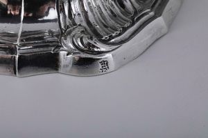 Coppia di candelieri in argento fuso sbalzato e cesellato. Genova, marchio della Torretta per lanno 1770  - Asta Argenti da collezione | Antichi - Associazione Nazionale - Case d'Asta italiane