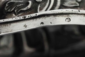 Coppia di candelieri. Genova, probabile XIX secolo. Marchio con croce mauriziana e delfino in uso dal 1824 al 1872.  - Asta Argenti da collezione | Antichi - Associazione Nazionale - Case d'Asta italiane