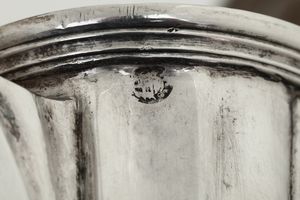Caffettiera. Verona, seconda met del XVIII secolo. Marchio dell'argentiere C B V entro foglia stilizzata (documentato ma non identificato)  - Asta Argenti da collezione | Antichi - Associazione Nazionale - Case d'Asta italiane