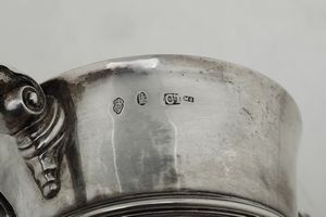 Coppia di coppe biansate. Dublino, probabile ultimo quarto del XVIII secolo. Corpo a vaso con anse sagomate e crest inciso.  - Asta Argenti da collezione | Antichi - Associazione Nazionale - Case d'Asta italiane