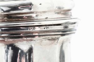 Caffettiera. Roma, seconda met del XVIII secolo. Maestro argentiere Bonaventura Sabatini (1731-1766) o Giovanni Battista Sabatini (1766-1813) con marchio di bottega all'insegna del nome di Gesu' . (Marchi consunti di difficile lettura)  - Asta Argenti da collezione | Antichi - Associazione Nazionale - Case d'Asta italiane