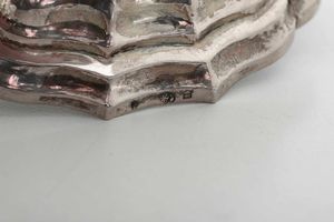 Coppia di candelieri. Stato Pontificio, seconda met del XVIII secolo. Marchio dell'argentiere consunto di difficile lettura  - Asta Argenti da collezione | Antichi - Associazione Nazionale - Case d'Asta italiane