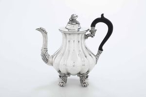 Caffettiera. Napoli, prima met� del XIX secolo. Saggiatore Paulo de Blasio, argentiere Mariano Florio  - Asta Argenti da collezione | Antichi - Associazione Nazionale - Case d'Asta italiane