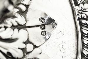 Importante coppia di legumiere. Londra, 1815. Argentiere Paul Storr (una presa del coperchio di epoca posteriore 1840-1850 ca.)  - Asta Argenti da collezione | Antichi - Associazione Nazionale - Case d'Asta italiane