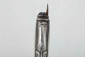 Calamaio con orologio. Birmingham 1913. Marchio dell'argentiere consunto (porta pennino non pertinente Italia XX secolo)  - Asta Argenti da collezione | Antichi - Associazione Nazionale - Case d'Asta italiane