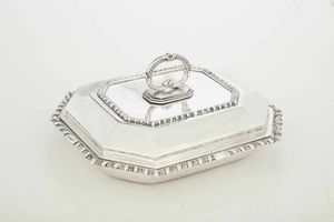 Legumiera. Argenteria artistica milanese. Marchio con fascio littorio in uso dal 1935 al 1945. Argentiere Messulam per Ostorero Torino  - Asta Argenti da collezione | Antichi - Associazione Nazionale - Case d'Asta italiane