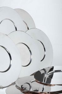 Set di otto sottopiatti. Argenteria milanese del XX-XXI secolo. Argentiere Fabbrica Argenteria Artistiche  - Asta Argenti da collezione | Antichi - Associazione Nazionale - Case d'Asta italiane