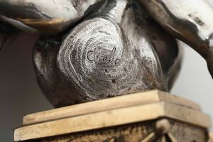 Quattro gruppi raffiguranti giochi tra putti. Argenteria artistica napoletana, prima met del XX secolo. Marchio con fascio littorio in uso dal 1935 al 1945. Argentiere Luigi Avolio. Firma incusa Avolio  - Asta Argenti da collezione | Antichi - Associazione Nazionale - Case d'Asta italiane