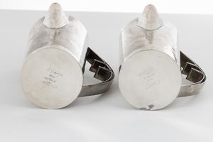 Due caraffe. Designer Carlo Scarpa per Cleto Munari. Produttore Rossi e Arcandi, Vicenza.<BR>Italia 1978 circa  - Asta Argenti da collezione | Antichi - Associazione Nazionale - Case d'Asta italiane