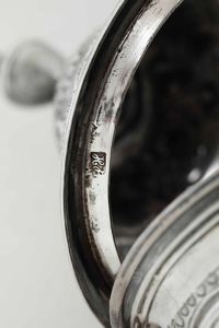 Caffettiera. Inghilterra, secondo quarto del XIX secolo (Londra?). Argentiere George Frederick Pinnel (punzonatura parziale)  - Asta Argenti da collezione | Antichi - Associazione Nazionale - Case d'Asta italiane