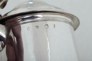 Tankard. Argento fuso e sbalzato. Londra 1724. Marchio dellargentiere consunto di difficile lettura  - Asta Argenti da collezione | Antichi - Associazione Nazionale - Case d'Asta italiane