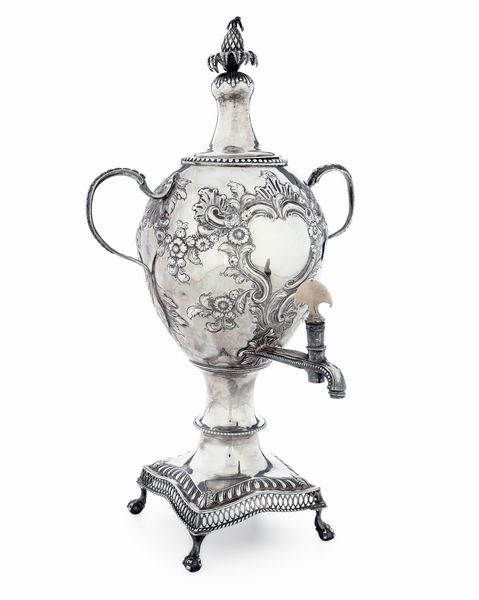 Samovar in argento fuso, sbalzato e cesellato. Inghilterra, marchio per la citt di Londra per l'anno 1763-63. Probabilmente orafo Henry Miller  - Asta Argenti da Collezione | XX secolo - Associazione Nazionale - Case d'Asta italiane