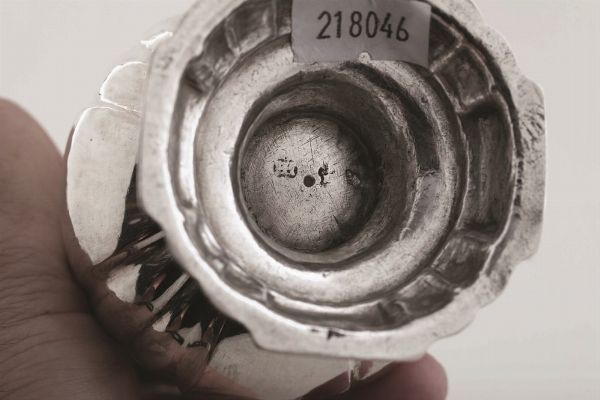 Versatoio. Manifattura europea del XVIII secolo (apparentemente privo di punzonatura)  - Asta Argenti da Collezione | XX secolo - Associazione Nazionale - Case d'Asta italiane