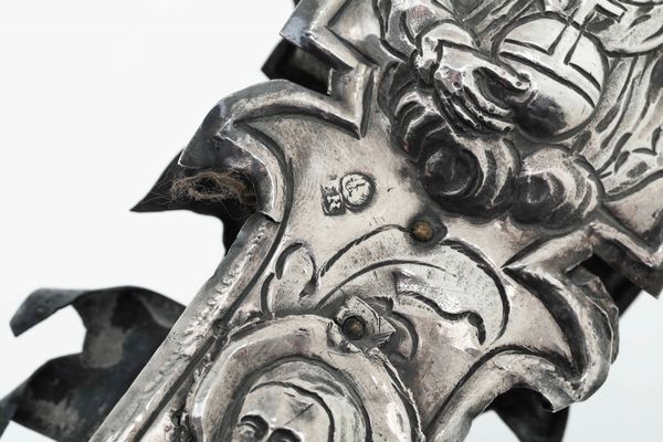 Importante croce astile. Oreficeria veneziana, prima met del XVIII secolo. Marchi del saggiatore FR sormontato da leone in moleca  - Asta Argenti da Collezione | XX secolo - Associazione Nazionale - Case d'Asta italiane
