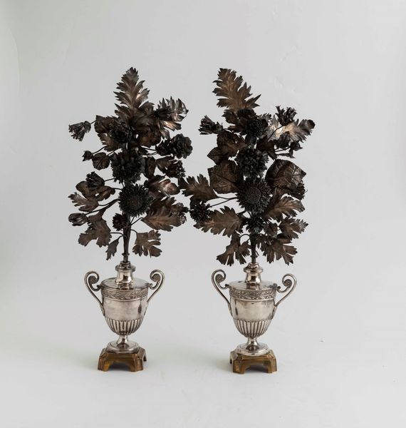 Coppia di portapalma in argento fuso, sbalzato, cesellato e basi in bronzo dorato. Napoli, prima met del XIX secolo. Maestro argentiere Giovanni Casolla  - Asta Argenti da Collezione | XX secolo - Associazione Nazionale - Case d'Asta italiane