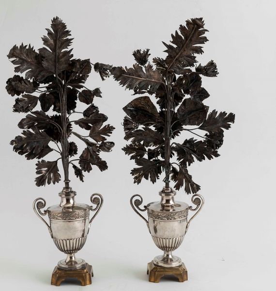 Coppia di portapalma in argento fuso, sbalzato, cesellato e basi in bronzo dorato. Napoli, prima met del XIX secolo. Maestro argentiere Giovanni Casolla  - Asta Argenti da Collezione | XX secolo - Associazione Nazionale - Case d'Asta italiane