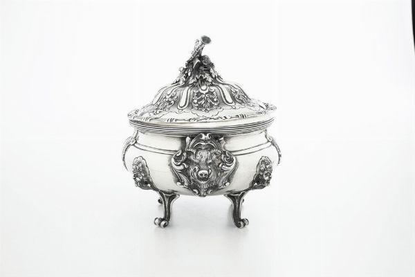 Importante zuppiera. Torino, seconda met del XVIII secolo. Assaggiatore Carlo Mica (1759-1787), contrassaggiatore Giovan Battista Carron (1753-1778)  - Asta Argenti da Collezione | XX secolo - Associazione Nazionale - Case d'Asta italiane
