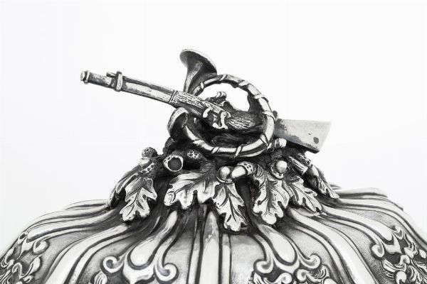 Importante zuppiera. Torino, seconda met del XVIII secolo. Assaggiatore Carlo Mica (1759-1787), contrassaggiatore Giovan Battista Carron (1753-1778)  - Asta Argenti da Collezione | XX secolo - Associazione Nazionale - Case d'Asta italiane