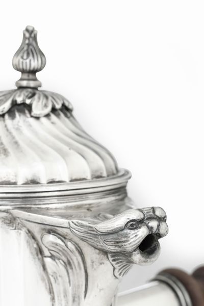 Caffettiera. Torino XVIII secolo. Marchio dell'assaggiatore parziale, probabilmente Carlo Micha (1739-1783). Marchio dell'argentiere consunto di difficile lettura  - Asta Argenti da Collezione | XX secolo - Associazione Nazionale - Case d'Asta italiane