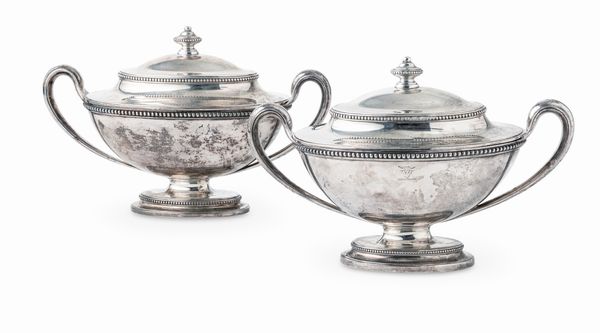 Coppia di zuppiere. Argento fuso e sagomato. Una con bollo della citt di Londra per l'anno 1779 e una per l'anno 1778. Argentieri John Wakelin & Wm. Taylor  - Asta Argenti da Collezione | XX secolo - Associazione Nazionale - Case d'Asta italiane