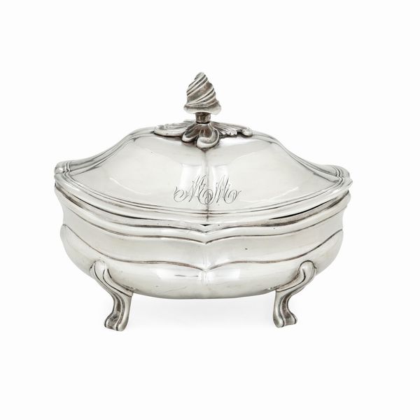 Zuccheriera. Torino, secondo quarto del XVIII secolo. Assaggiatore Bartolomeo Pagliani (1753-1775). Contrassaggiatore Giovan Battista Carron (1753-1778). Marchio dell'argentiere consunto di difficile lettura  - Asta Argenti da Collezione | XX secolo - Associazione Nazionale - Case d'Asta italiane