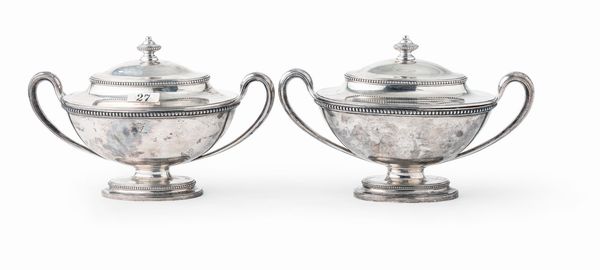Coppia di zuppiere. Argento fuso e sagomato. Una con bollo della citt di Londra per l'anno 1779 e una per l'anno 1778. Argentieri John Wakelin & Wm. Taylor  - Asta Argenti da Collezione | XX secolo - Associazione Nazionale - Case d'Asta italiane