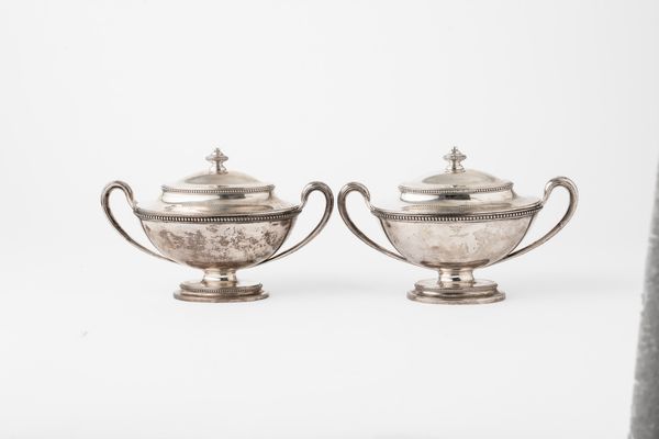 Coppia di zuppiere. Argento fuso e sagomato. Una con bollo della citt di Londra per l'anno 1779 e una per l'anno 1778. Argentieri John Wakelin & Wm. Taylor  - Asta Argenti da Collezione | XX secolo - Associazione Nazionale - Case d'Asta italiane