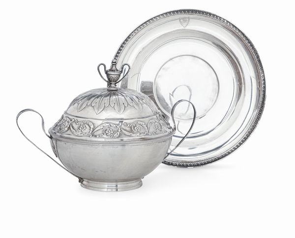 Tazza da puerpera e piatto. Torino, fine XVIII inizi XIX secolo. Assaggiatore Giuseppe Fontana (1787-1815) contrassaggiatore Giuseppe Vernoni (1778-1824)  - Asta Argenti da Collezione | XX secolo - Associazione Nazionale - Case d'Asta italiane