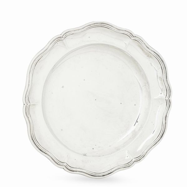 Piatto. Genova XVIII secolo. Marchio della Torretta con datario (consunto di difficile lettura). Del lotto fanno parte due piatti simili in argento, Italia XIX-XX secolo. Uno Milano, bottega di Luigi Enin  - Asta Argenti da Collezione | XX secolo - Associazione Nazionale - Case d'Asta italiane