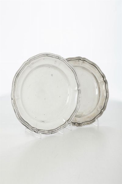 Piatto. Genova XVIII secolo. Marchio della Torretta con datario (consunto di difficile lettura). Del lotto fanno parte due piatti simili in argento, Italia XIX-XX secolo. Uno Milano, bottega di Luigi Enin  - Asta Argenti da Collezione | XX secolo - Associazione Nazionale - Case d'Asta italiane