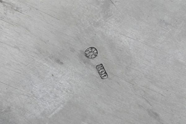 Piatto. Genova XVIII secolo. Marchio della Torretta con datario (consunto di difficile lettura). Del lotto fanno parte due piatti simili in argento, Italia XIX-XX secolo. Uno Milano, bottega di Luigi Enin  - Asta Argenti da Collezione | XX secolo - Associazione Nazionale - Case d'Asta italiane