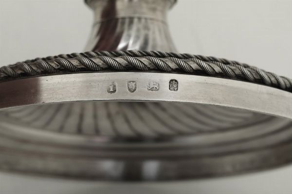 Coppia di candelieri. Marchi di John Wakelin & William Taylor, Londra 1784  - Asta Argenti da Collezione | XX secolo - Associazione Nazionale - Case d'Asta italiane