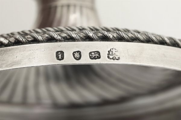 Coppia di candelieri. Marchi di John Wakelin & William Taylor, Londra 1784  - Asta Argenti da Collezione | XX secolo - Associazione Nazionale - Case d'Asta italiane