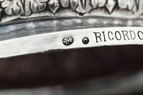 Coppia di candelieri. Genova, 1819. Marchio della Torretta con datario (1)819 e marchi con croce mauriziana e delfino  - Asta Argenti da Collezione | XX secolo - Associazione Nazionale - Case d'Asta italiane