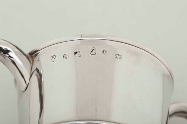 Coppa biansata. Argento fuso, sbalzato e cesellato. Newcastle 1797. Marchio dellargentiere parziale, possibile John Robertson I  - Asta Argenti da Collezione | XX secolo - Associazione Nazionale - Case d'Asta italiane