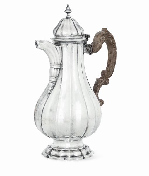 Caffettiera. Verona, seconda met del XVIII secolo. Marchio dell'argentiere C B V entro foglia stilizzata (documentato ma non identificato)  - Asta Argenti da Collezione | XX secolo - Associazione Nazionale - Case d'Asta italiane