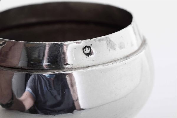 Cuccuma. Venezia XVIII secolo. Marchio dell'argentiere AA e marchio camerale dello stato pontificio in uso dal 1815 al 1872 (di ricontrollo)  - Asta Argenti da Collezione | XX secolo - Associazione Nazionale - Case d'Asta italiane