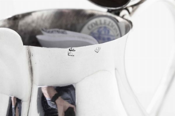 Cuccuma. Venezia XVIII secolo. Marchio dell'argentiere AA e marchio camerale dello stato pontificio in uso dal 1815 al 1872 (di ricontrollo)  - Asta Argenti da Collezione | XX secolo - Associazione Nazionale - Case d'Asta italiane