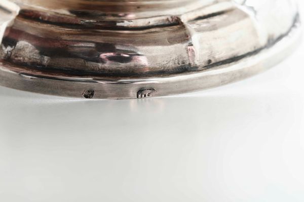 Caffettiera. Roma, seconda met del XVIII secolo. Maestro argentiere Bonaventura Sabatini (1731-1766) o Giovanni Battista Sabatini (1766-1813) con marchio di bottega all'insegna del nome di Gesu' . (Marchi consunti di difficile lettura)  - Asta Argenti da Collezione | XX secolo - Associazione Nazionale - Case d'Asta italiane