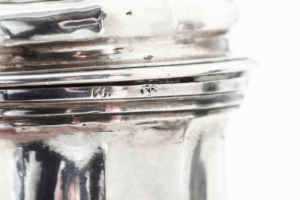 Caffettiera. Roma, seconda met del XVIII secolo. Maestro argentiere Bonaventura Sabatini (1731-1766) o Giovanni Battista Sabatini (1766-1813) con marchio di bottega all'insegna del nome di Gesu' . (Marchi consunti di difficile lettura)  - Asta Argenti da Collezione | XX secolo - Associazione Nazionale - Case d'Asta italiane