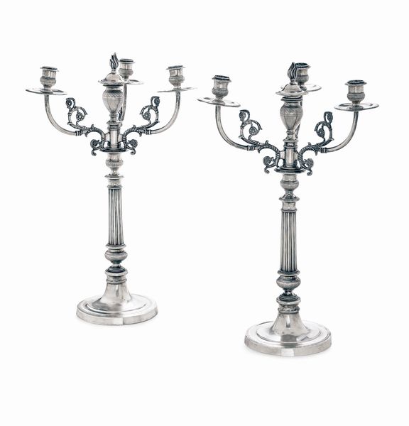 Coppia di candelabri. Napoli, XIX secolo. Marchio del console Paulo de Blasio in uso dal 1832 al 1835 e macrhio dell'argentiere DAR (non identificato)  - Asta Argenti da Collezione | XX secolo - Associazione Nazionale - Case d'Asta italiane
