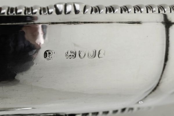 Importante coppia di legumiere. Londra, 1815. Argentiere Paul Storr (una presa del coperchio di epoca posteriore 1840-1850 ca.)  - Asta Argenti da Collezione | XX secolo - Associazione Nazionale - Case d'Asta italiane