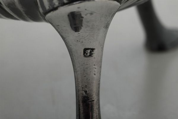 Caffettiera. Argenteria italiana del XVIII secolo. Marchio dell'argentiere consunto di difficile lettura.  - Asta Argenti da Collezione | XX secolo - Associazione Nazionale - Case d'Asta italiane