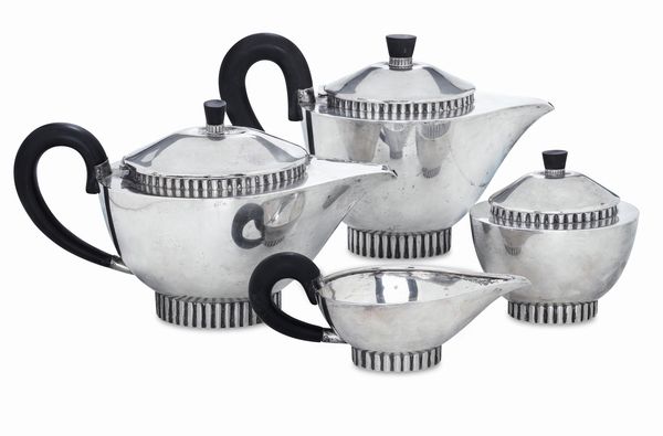 Servizio da t-caff dec. Argenteria artistica milanese, marchi con fascio littorio in uso da 1935 al 1945. Argentiere Luigi Genazzi per Faccioli  - Asta Argenti da Collezione | XX secolo - Associazione Nazionale - Case d'Asta italiane