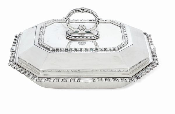 Legumiera. Argenteria artistica milanese. Marchio con fascio littorio in uso dal 1935 al 1945. Argentiere Messulam per Ostorero Torino  - Asta Argenti da Collezione | XX secolo - Associazione Nazionale - Case d'Asta italiane