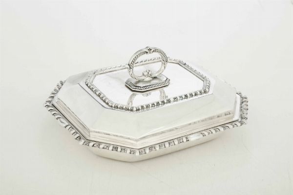 Legumiera. Argenteria artistica milanese. Marchio con fascio littorio in uso dal 1935 al 1945. Argentiere Messulam per Ostorero Torino  - Asta Argenti da Collezione | XX secolo - Associazione Nazionale - Case d'Asta italiane