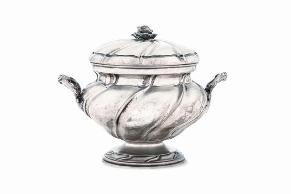 Zuppiera in argento fuso e cesellato. Argenteria artistica milanese del XX secolo. Bollo con fascio littorio in uso dal 1935 al 1945. Argentiere Malinverni  - Asta Argenti da Collezione | XX secolo - Associazione Nazionale - Case d'Asta italiane