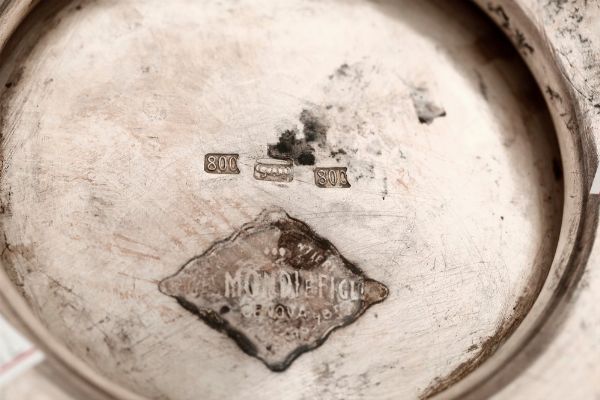 Zuppiera in argento fuso e cesellato. Argenteria artistica milanese del XX secolo. Bollo con fascio littorio in uso dal 1935 al 1945. Argentiere Malinverni  - Asta Argenti da Collezione | XX secolo - Associazione Nazionale - Case d'Asta italiane